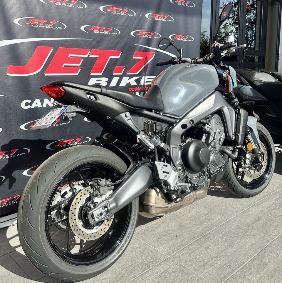 YAMAHA MT-09 4