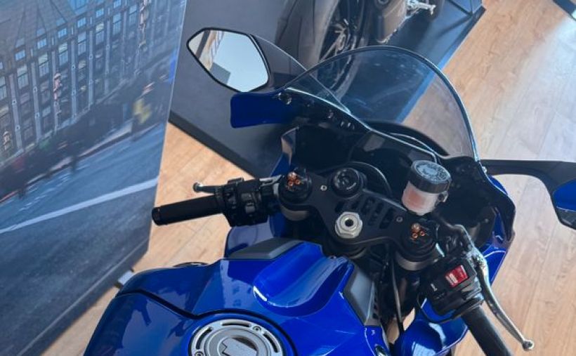 YAMAHA YZF 1000 R1 2