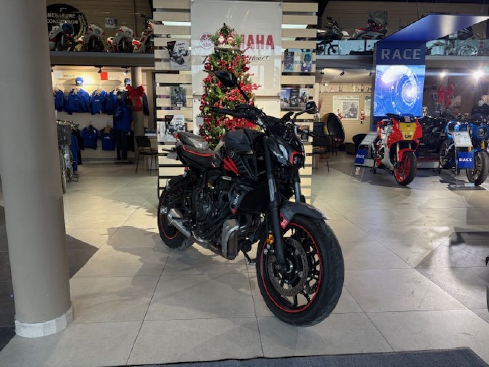 YAMAHA MT-07 35KW 90€/MOIS* 1ERE MAIN FAIBLE KM +2500€ D'EQUIPEMENT GTIE 12 MOIS 1