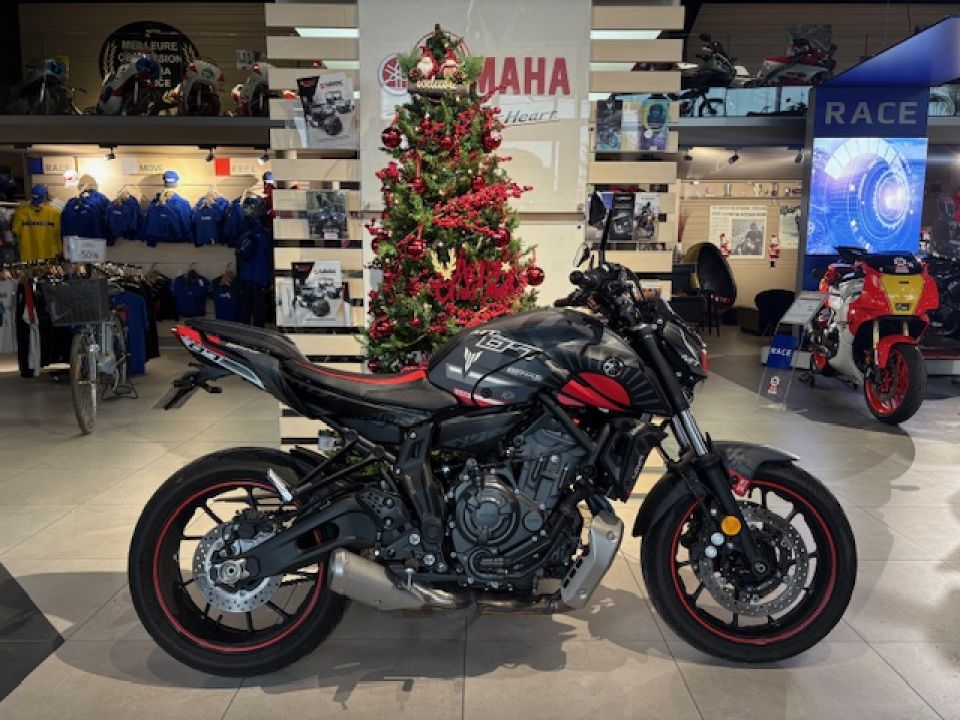 YAMAHA MT-07 35KW 90€/MOIS* 1ERE MAIN FAIBLE KM +2500€ D'EQUIPEMENT GTIE 12 MOIS 0
