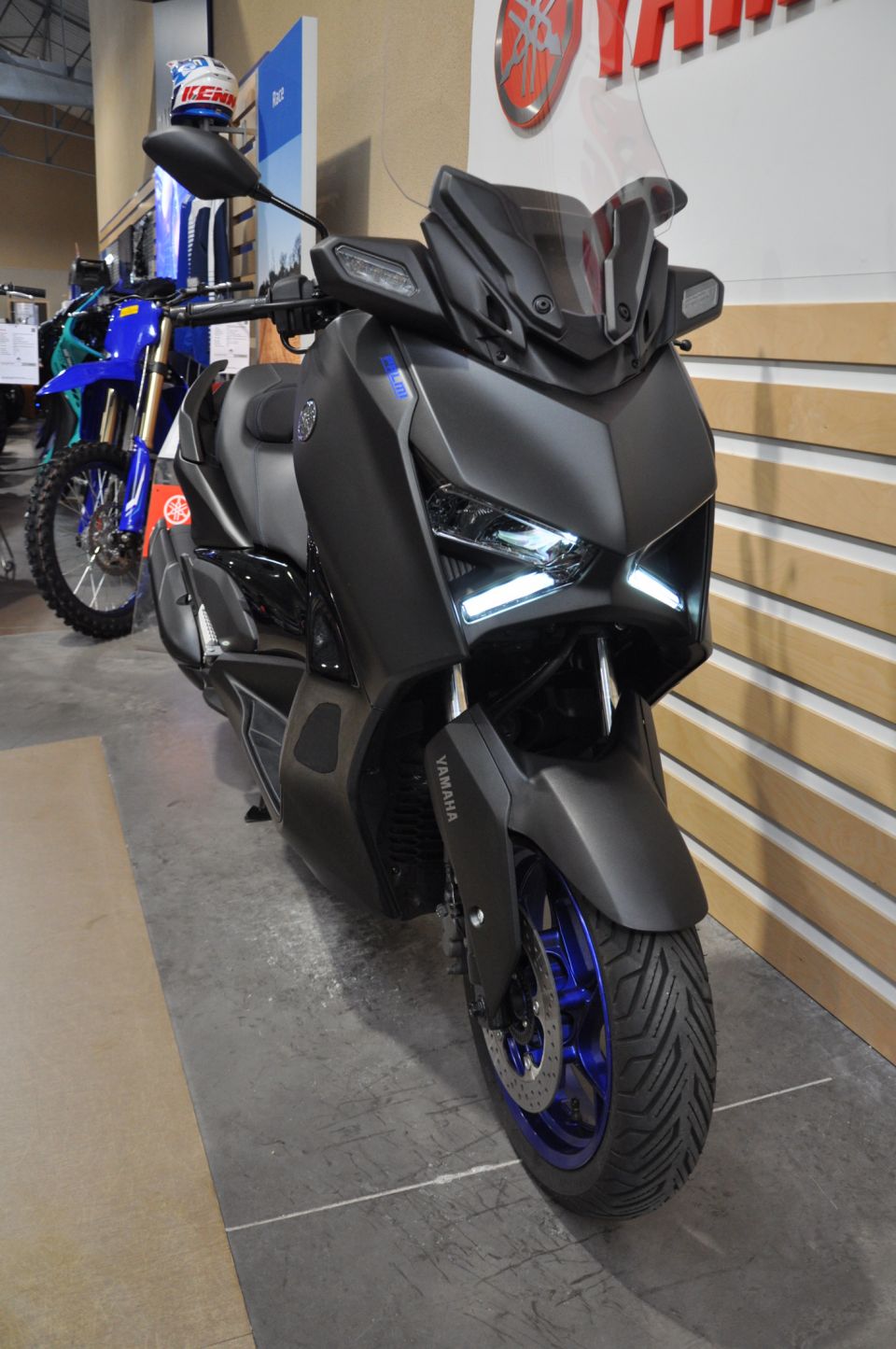 YAMAHA X-MAX 125 6