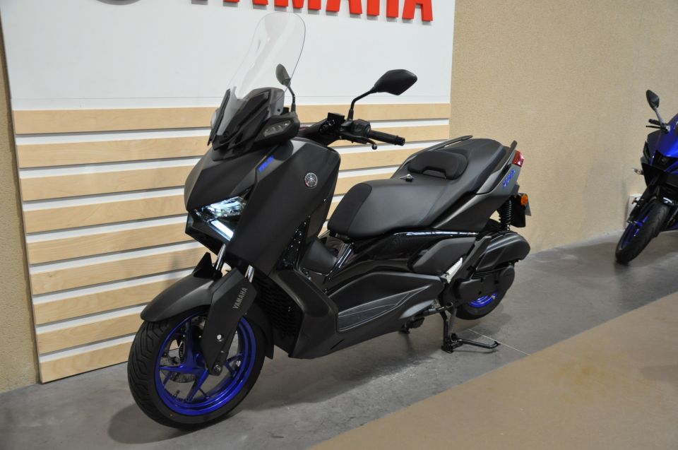 YAMAHA X-MAX 125 11