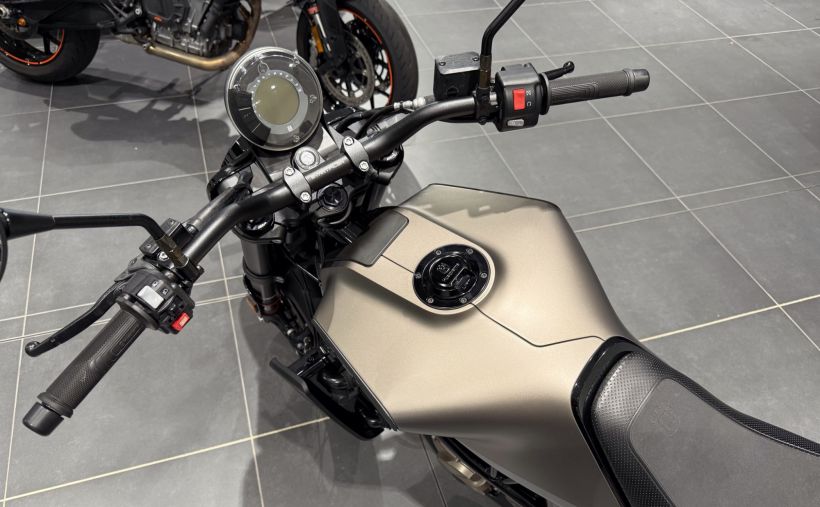 HUSQVARNA SVARTPILEN 701 2