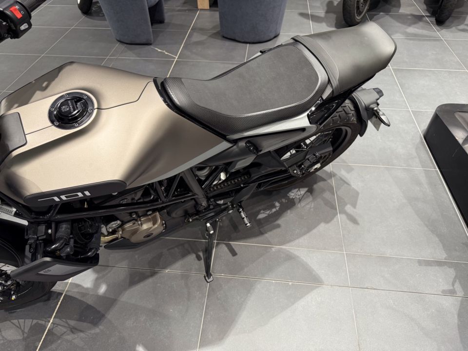 HUSQVARNA SVARTPILEN 701 15