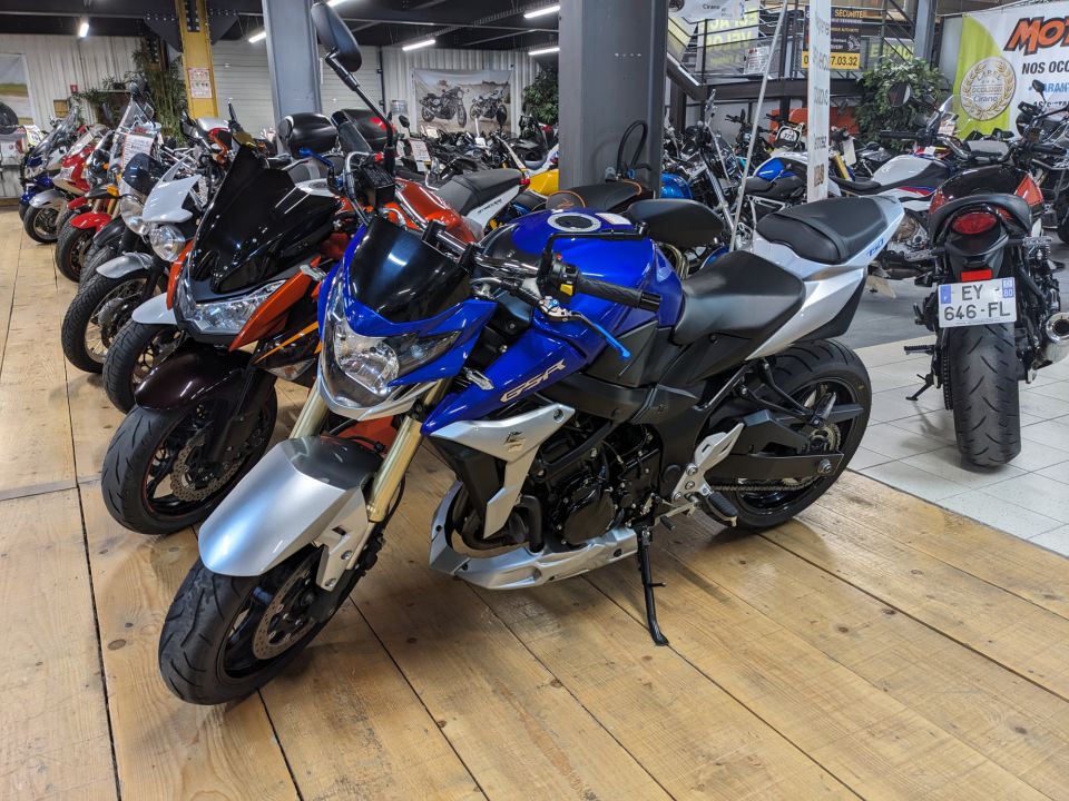 SUZUKI GSR 750 30