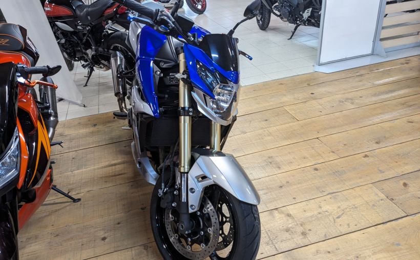 SUZUKI GSR 750 6