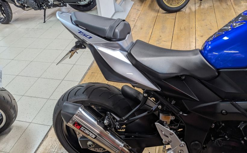 SUZUKI GSR 750 3