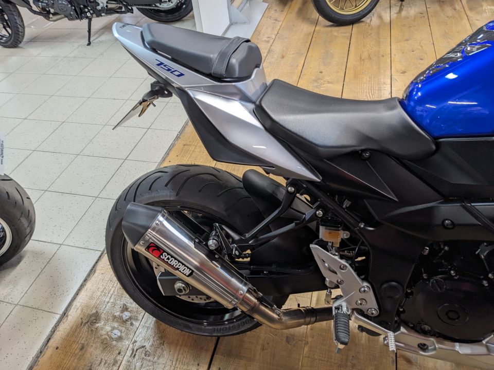 SUZUKI GSR 750 40