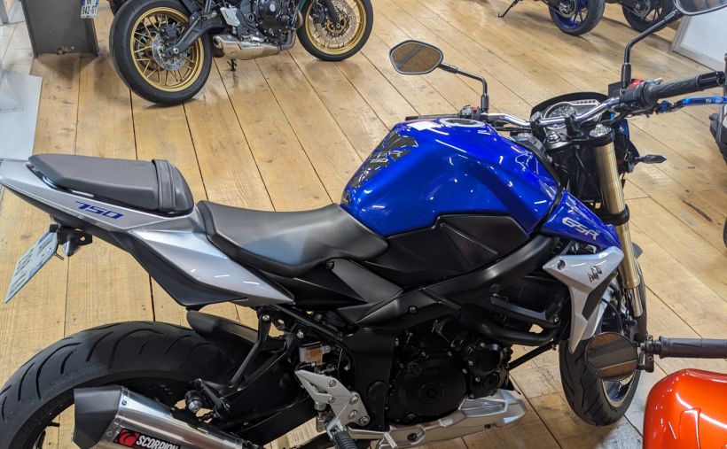 SUZUKI GSR 750 7