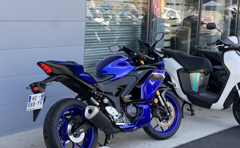 YAMAHA R3 2