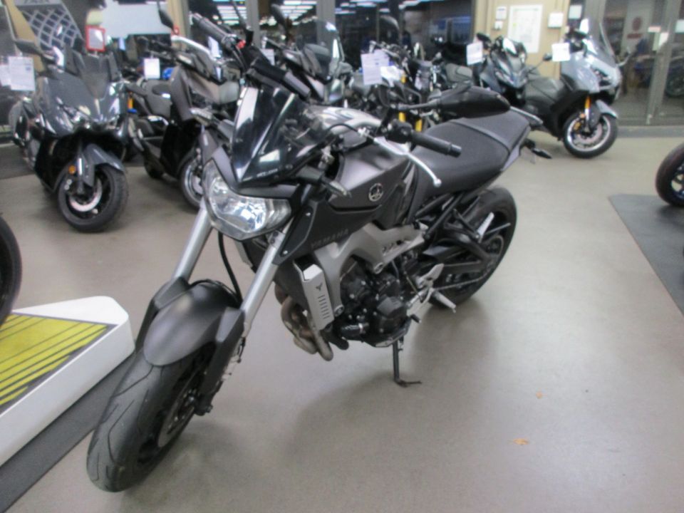 YAMAHA MT-09 1