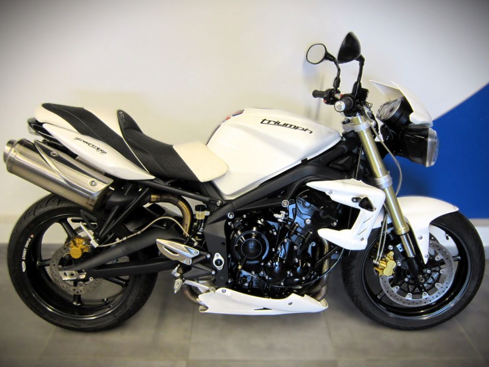 TRIUMPH STREET TRIPLE 675 2