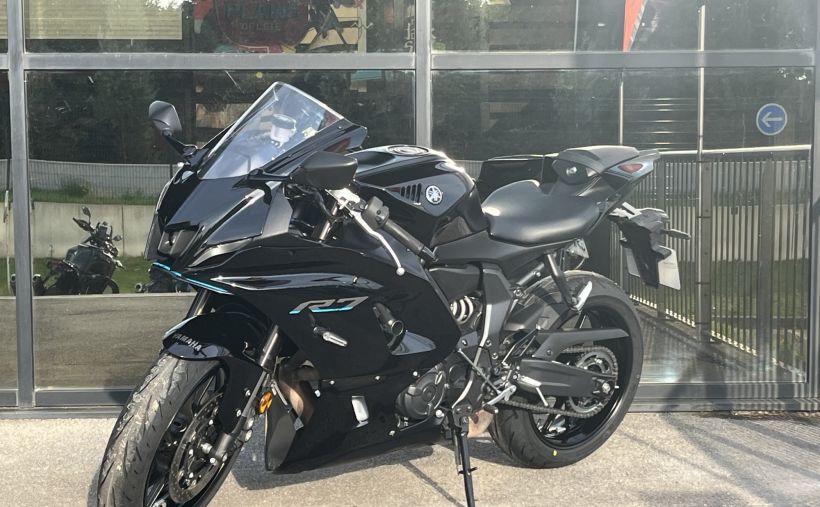 YAMAHA R7 0
