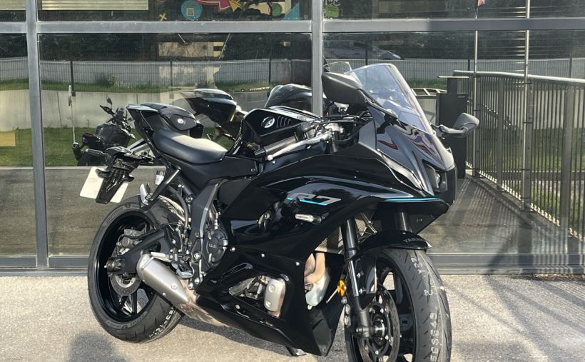 YAMAHA R7 1