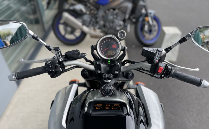 YAMAHA V-MAX 1700 6