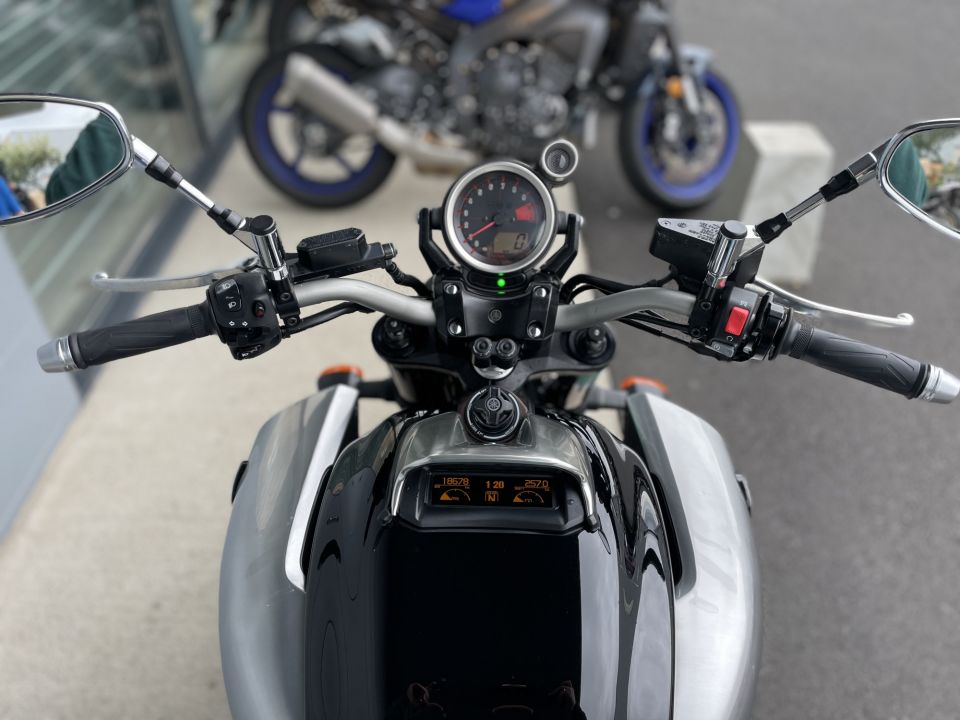 YAMAHA V-MAX 1700 6