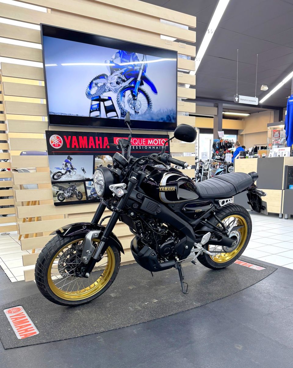 YAMAHA XSR 125 Legacy 3