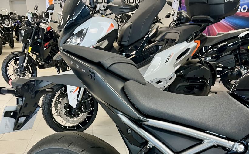 SUZUKI GSX-8R 1