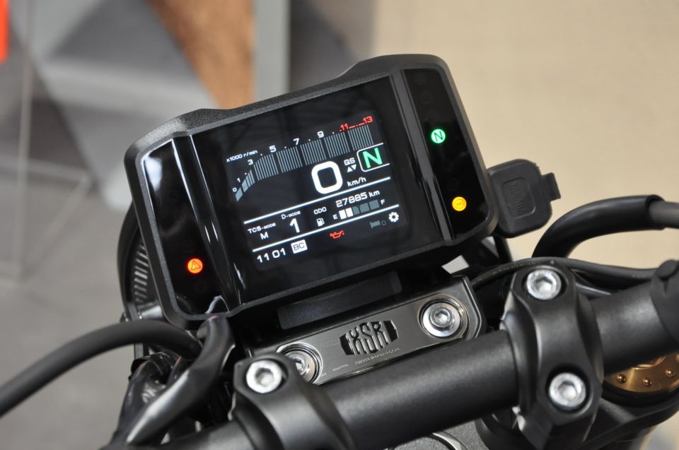 YAMAHA XSR 900 12
