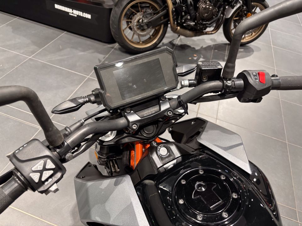 KTM 125 DUKE ABS 10