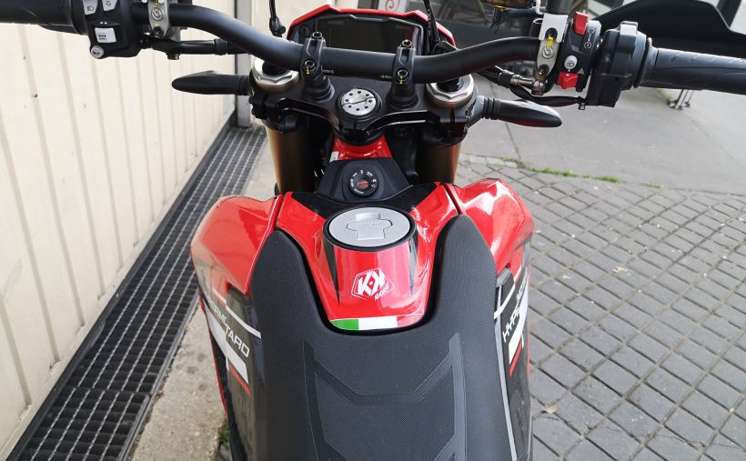 DUCATI HYPERMOTARD 4