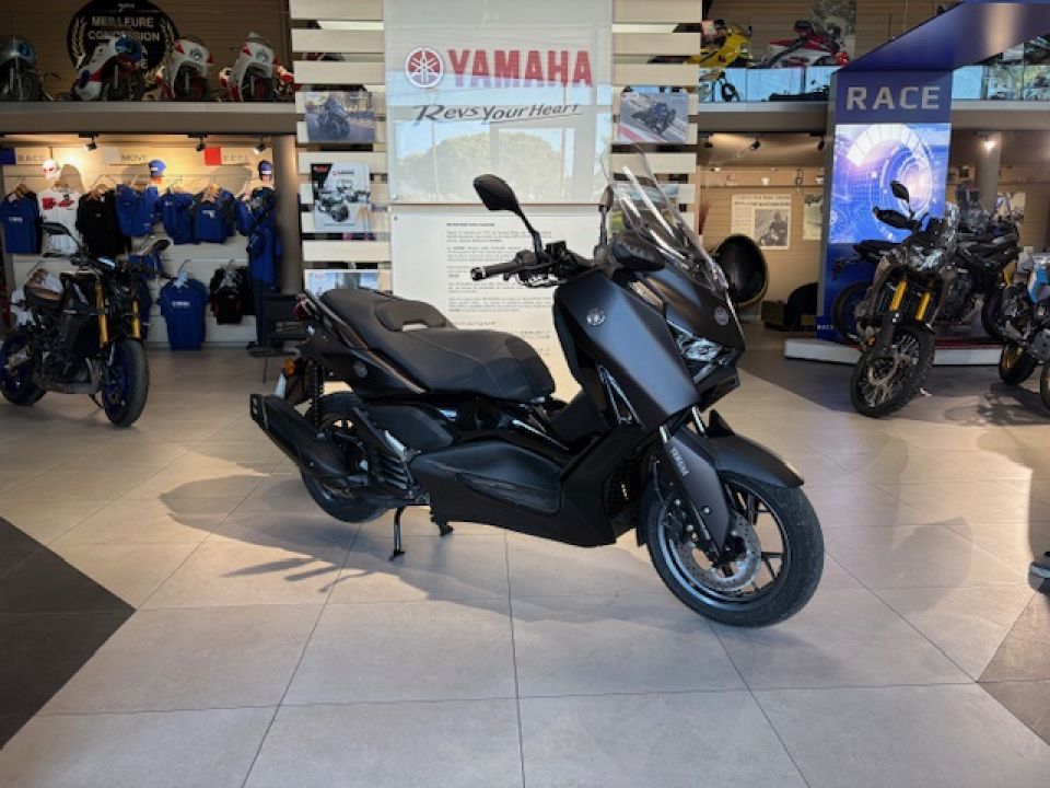 YAMAHA XMAX 125 TECH MAX + 2025 DE DIRECTION 85€/MOIS* FAIBLE KILOMETRAGE GTIE 08/2030 1