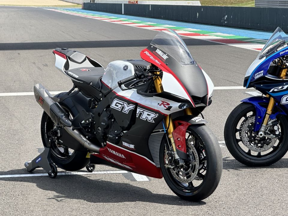 YAMAHA YZF 1000 R1 1