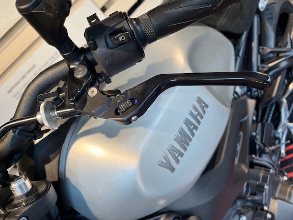 YAMAHA XSR 900 8