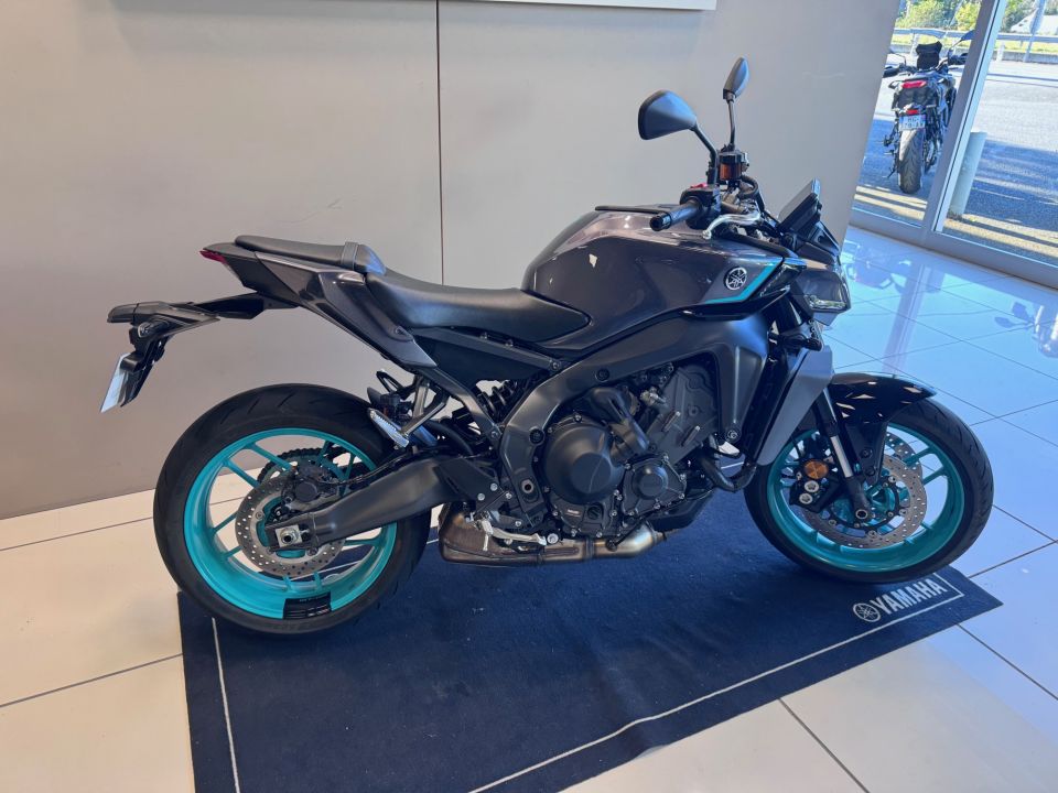 YAMAHA MT-09  Y-AMT 4
