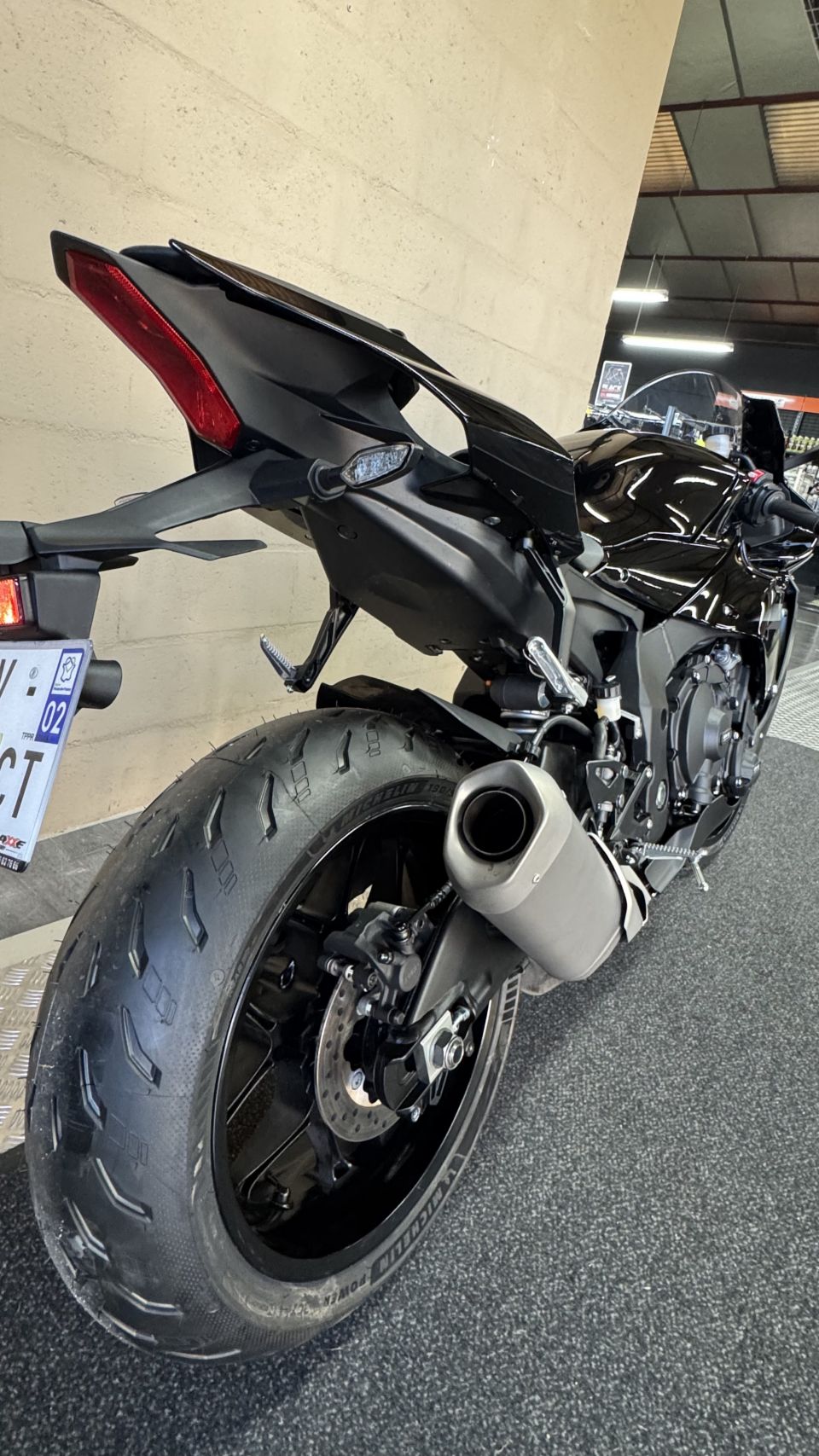 YAMAHA YZF 1000 R1 10