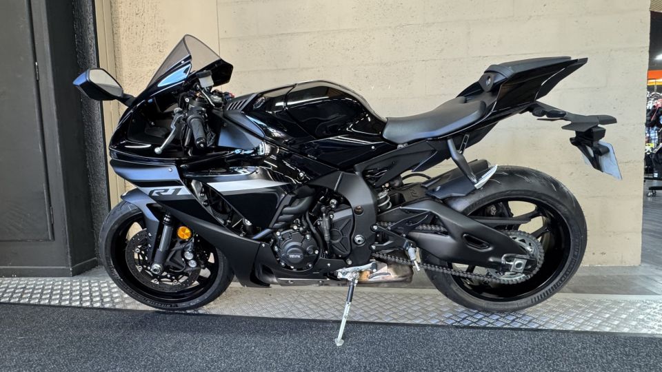 YAMAHA YZF 1000 R1 15