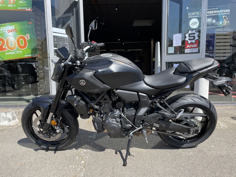 YAMAHA MT-07 3
