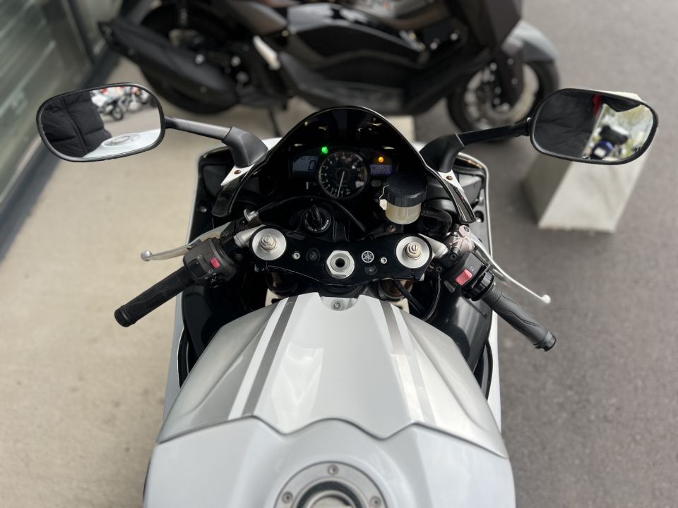 YAMAHA YZF 1000 R1 6