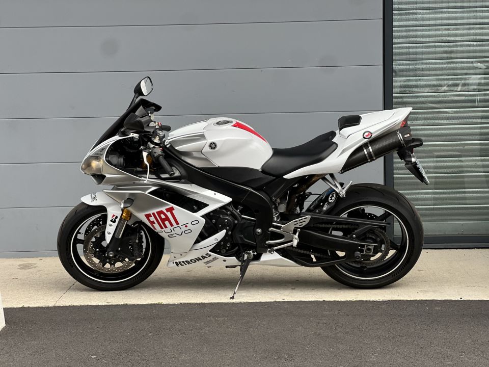 YAMAHA YZF 1000 R1 3