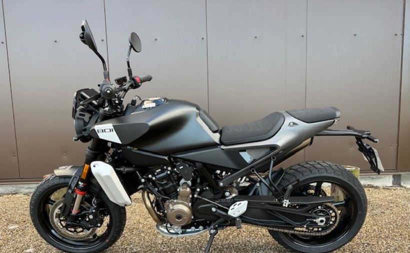 HUSQVARNA SVARTPILEN 801 1