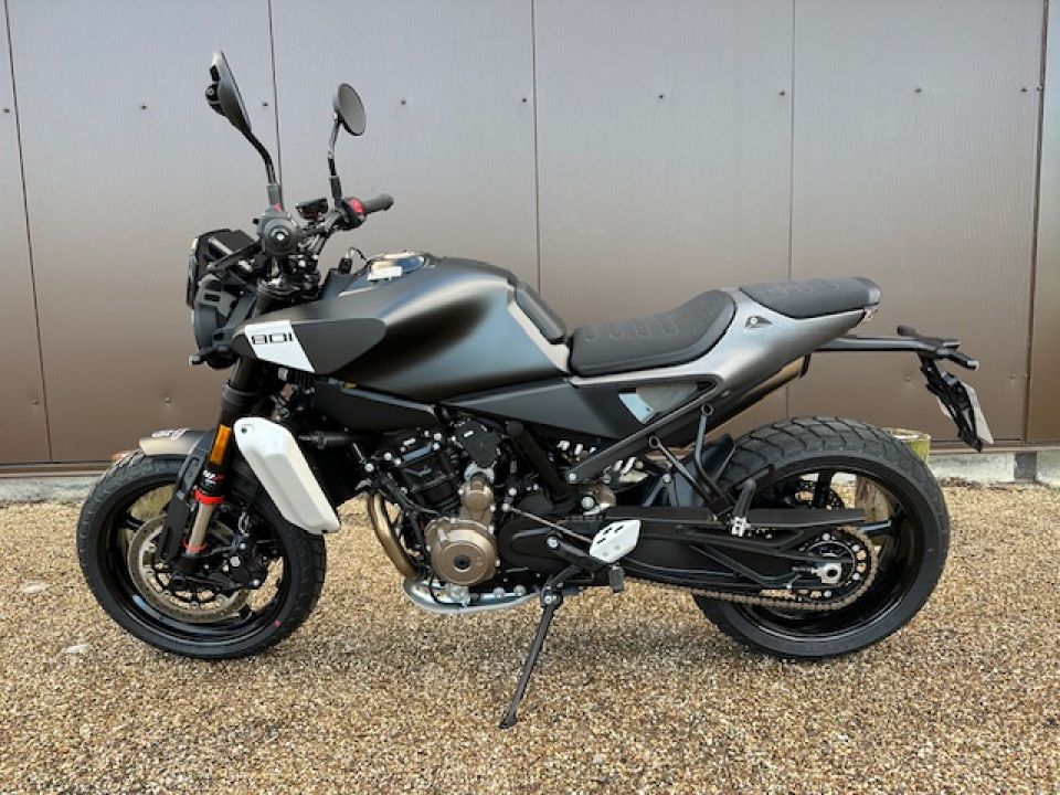 HUSQVARNA SVARTPILEN 801 4