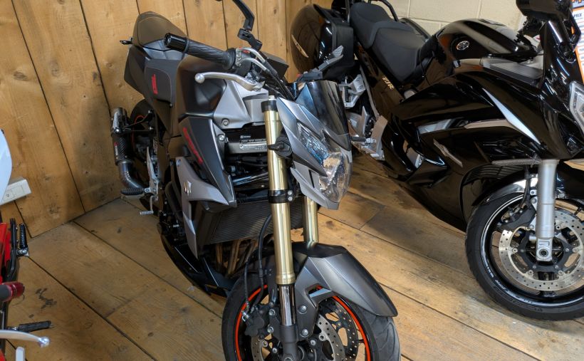 SUZUKI GSR 750 10