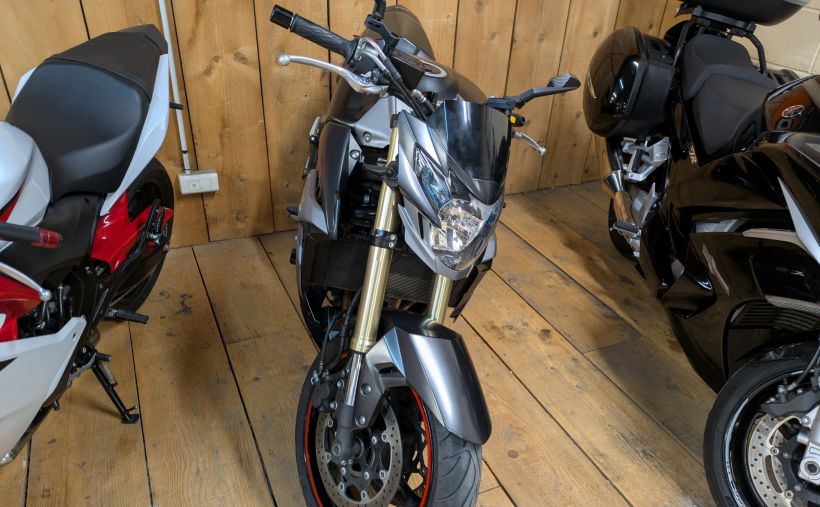 SUZUKI GSR 750 20