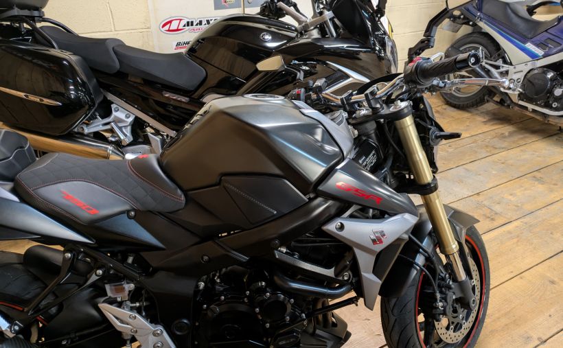 SUZUKI GSR 750 40