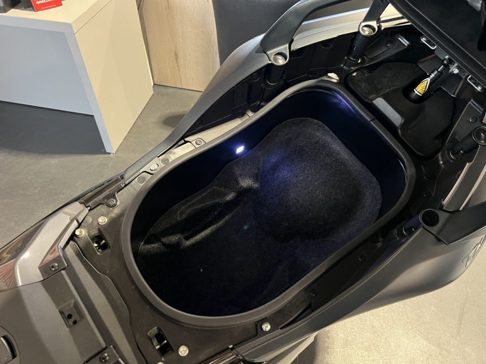 YAMAHA XP T-MAX 560 TECH MAX 28