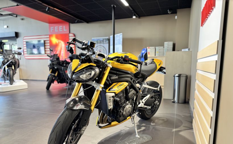 TRIUMPH SPEED TRIPLE 1200 RS 2