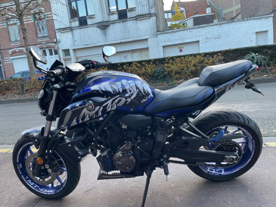 YAMAHA MT-07 4