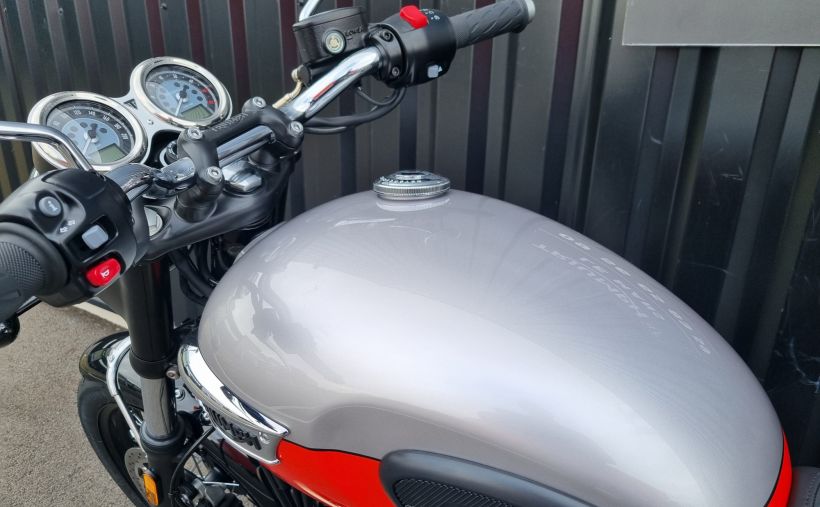 TRIUMPH BONNEVILLE T100 900 6