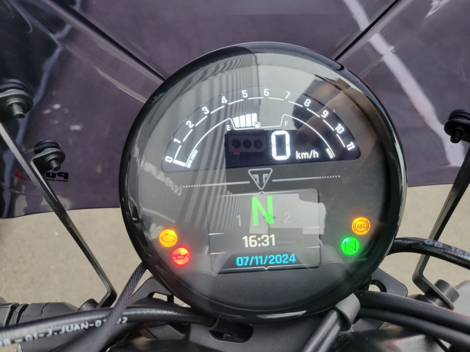 TRIUMPH TRIDENT 660 10