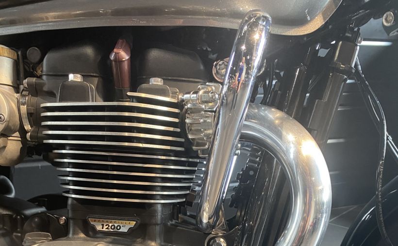 TRIUMPH BONNEVILLE T120 1