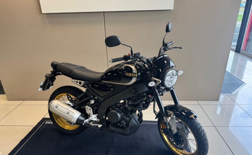 YAMAHA XSR 125 Legacy 4