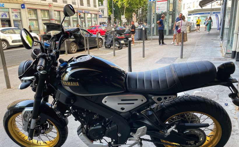YAMAHA XSR 125 Legacy 4