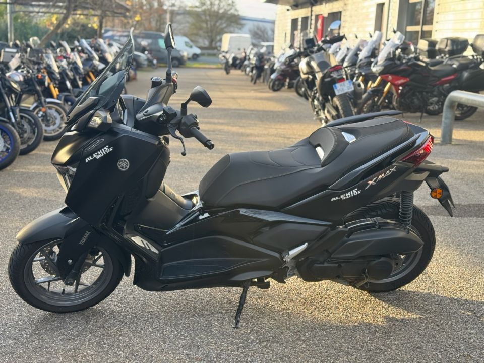 YAMAHA XMAX 125 3