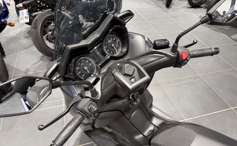 YAMAHA XMAX 300 2