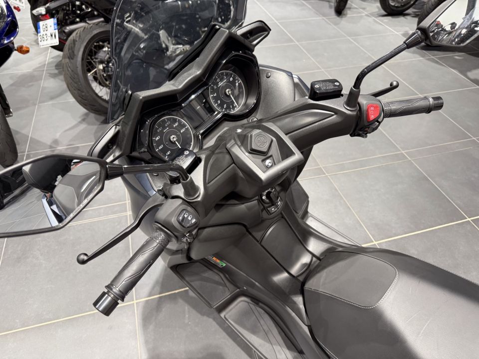 YAMAHA XMAX 300 10